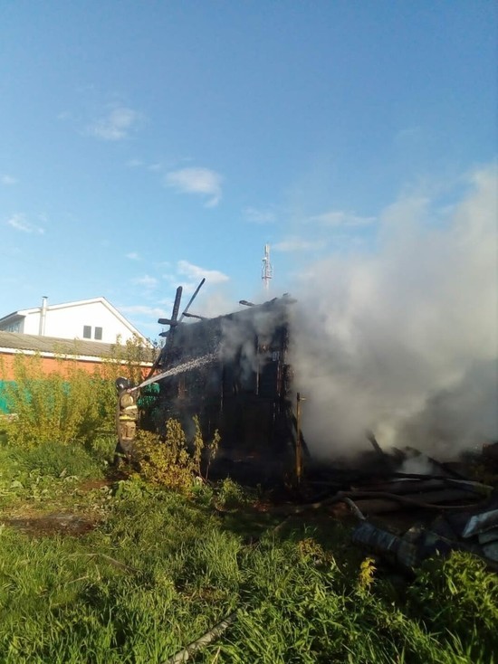 В Татарстане бездомный едва не погиб на пожаре в заброшенном доме