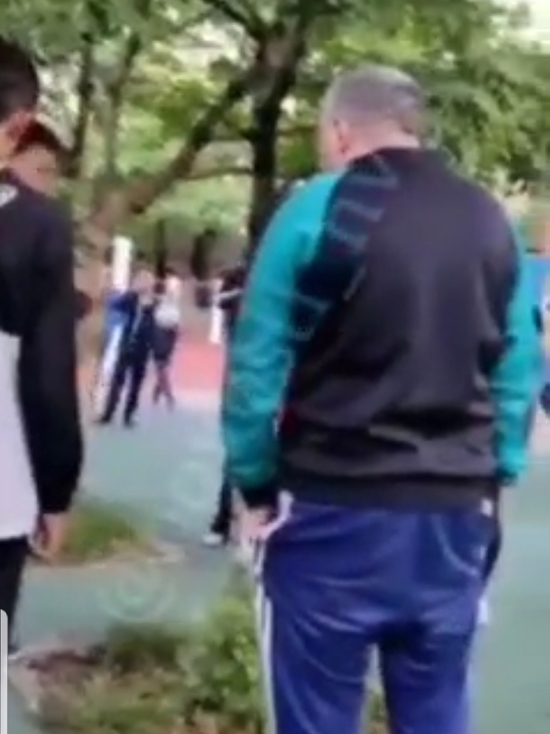 На детской площадке в Новороссийске мужчина набросился на бабушку