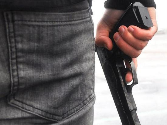 Пьяный мужчина угрожал пистолетом выпускникам возле школы в Агинском