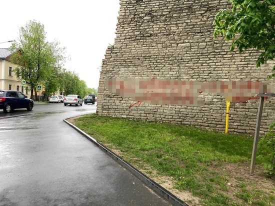 Фотофакт: реклама наркотиков появилась на крепостной стене в Пскове