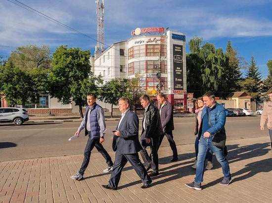 Мэр Курска Игорь Куцак поручил заняться уродливыми ларьками на Привокзальной площади