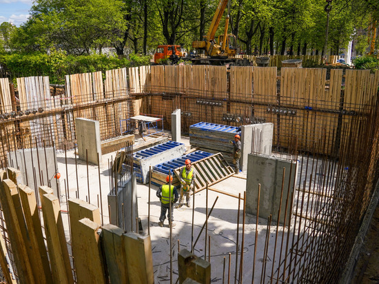 Заммэра Бирюков анонсировал открытие "сухого" фонтана в спорткомплексе "Авангард"