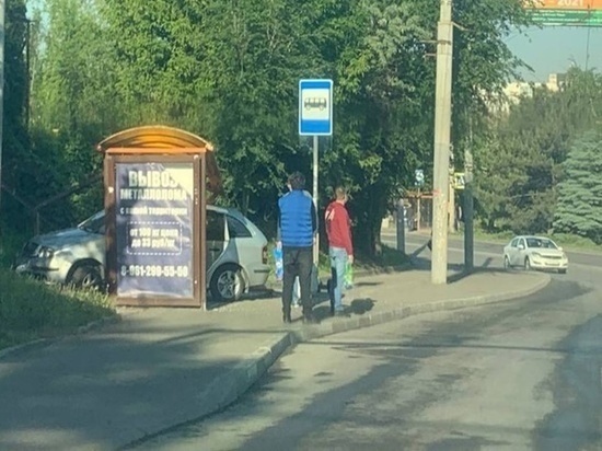 В Ростове водитель иномарки снес остановку