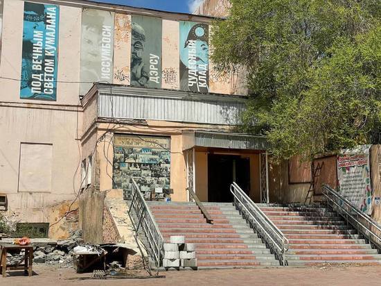 В Улан-Удэ начали частично демонтировать старое здание театра «Ульгэр»