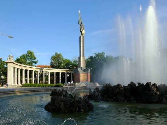 В Вене украинские вандалы осквернили памятник советским воинам
