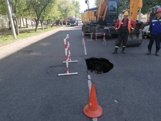 Асфальт провалился на проезжей части на улице Кирова в Красноярске