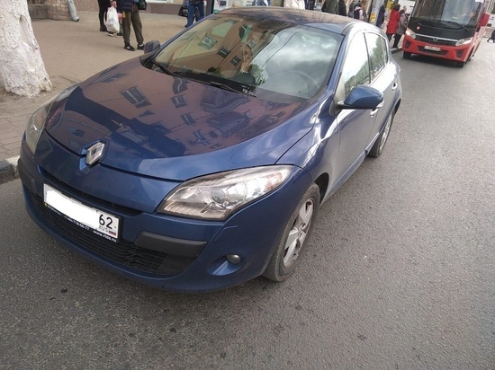 В центре Рязани девушка на Renault сбила 23-летнего пешехода