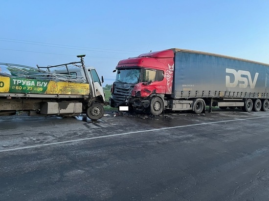 В лобовом столкновении грузовиков погиб житель Среднеуральска