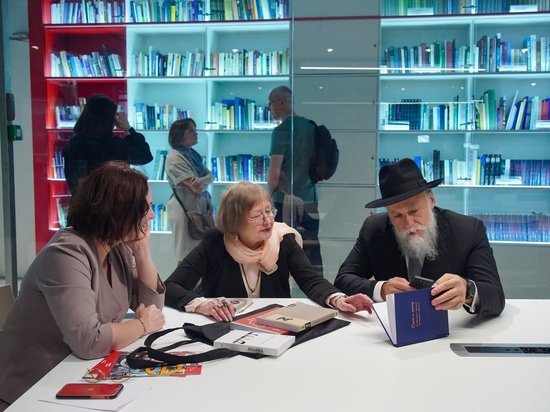 В Еврейском музее и центре толерантности открыли сразу три библиотеки