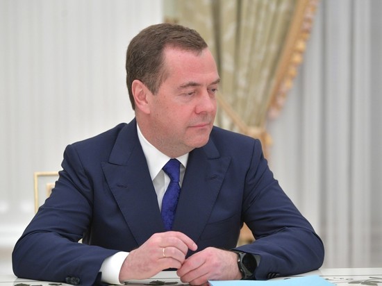 Медведев предложил переименование для "унизительного" импортозамещения