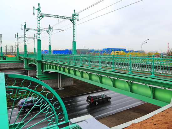 Поезда вновь пошли по обновленному ж/д путепроводу над Пулковским шоссе