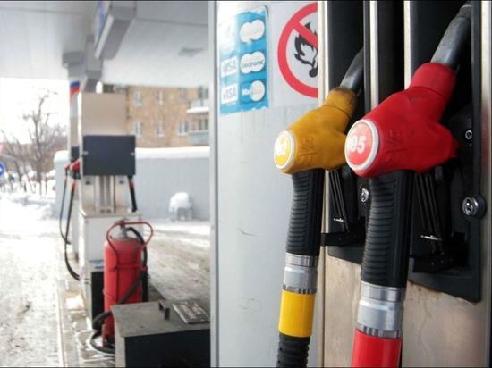Венгрия запретила заправлять бензином автомобили с иностранными номерами