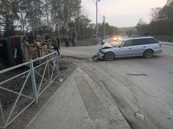 Автобус отбросило на дорожное ограждение после столкновения с Subaru Legasy в Южно-Сахалинске
