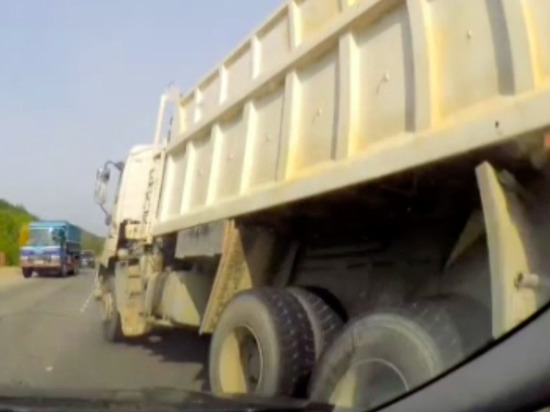 Момент столкновения трех грузовиков на Сахалине попал на видео