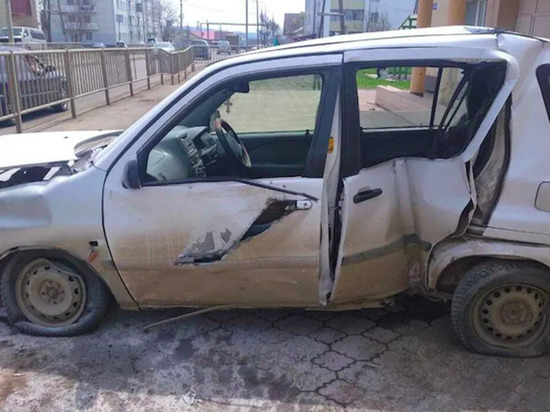 Автомобиль Toyota Raum врезался в дорожный знак в центре Сахалина