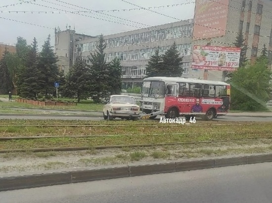 В Курске маршрутка в ходе ДТП развернула легковушку