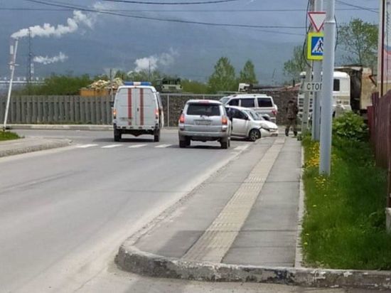 Водитель автомобиля протаранил бордюр в Южно-Сахалинске