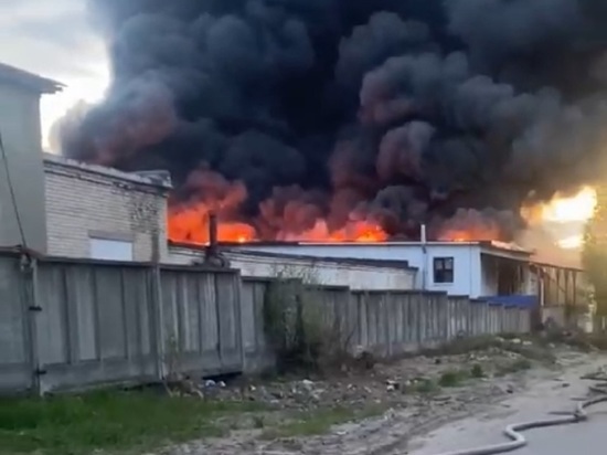 В Ярославле горел завод вентиляционных изделий