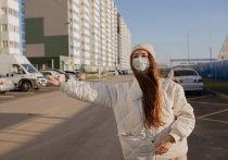 Из-за снижения ежедневного количества заболевающих коронавирусом петербургские власти решили приостановить действие обязательного масочного режима. Об этом сообщили в пресс-службе Смольного.