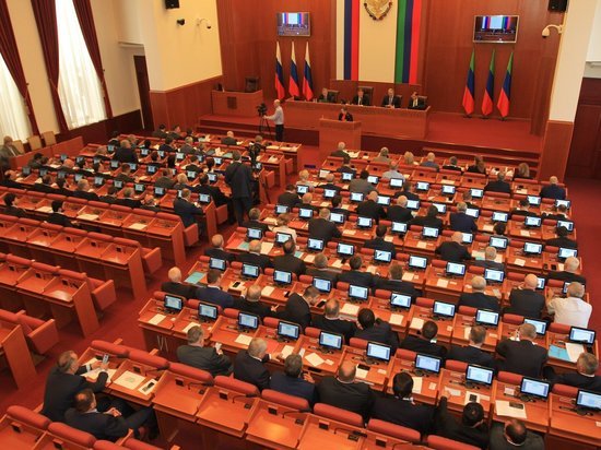 Представители фракций выступили на сессии НС Дагестана