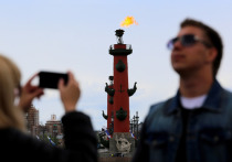 В Петербурге зажгли Ростральные колонны в честь Дня города 27 мая. Факелы на Стрелке Васильевского острова горели с 9:55 до 11:00.