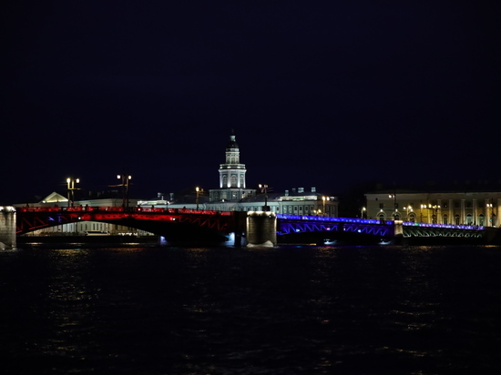 В День города Дворцовый мост и Большой проспект Петроградской стороны раскрасят в цвета российского флага