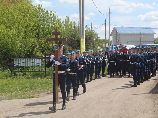 В Новомосковске проводили в последний путь погибшего при исполнении воинского долга на Украине