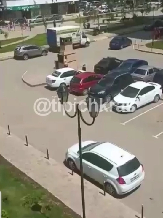 В Краснодаре неадекватный мужчина разделся недалеко от детской площадки