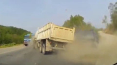 На Сахалине столкнулись три грузовика со щебнем: видео