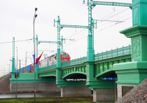 В Петербурге закончилась реконструкция железнодорожного путепровода над Пулковском шоссе. По обновленным путям уже прошел первый грузовой состав, об этом сообщили в пресс-службе Смольного.