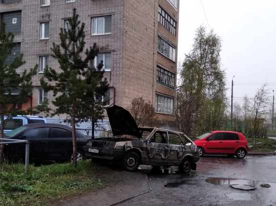 Пожар начался в автомобиле «ВАЗ - 2109», затем огонь перекинулся на припаркованные рядом иномарки
