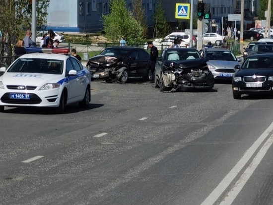 Водитель иномарки устроил ДТП в Ноябрьске и попал в больницу