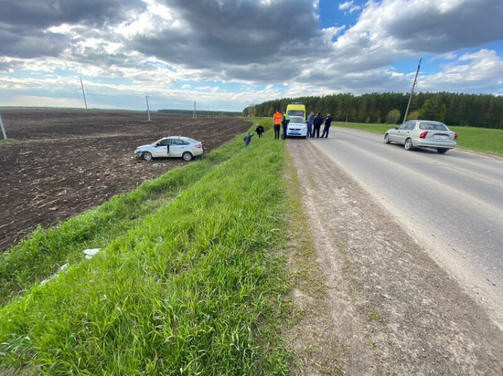 Женщину после аварии под Нижнекамском спасли автоинспекторы