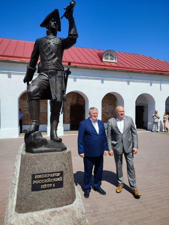 Мэр Омска и бизнесмен Козубенко торжественно открыли памятник Петру I