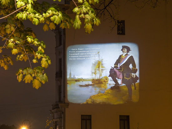 Петербург ко Дню города украсили световыми портретами Петра I