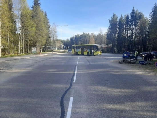 Мотоцикл врезался в автобус и снес дорожный знак в Карелии
