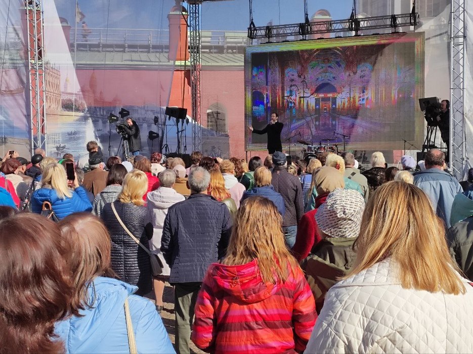 Как петербуржцы встречают День города у стен Петропавловской крепости