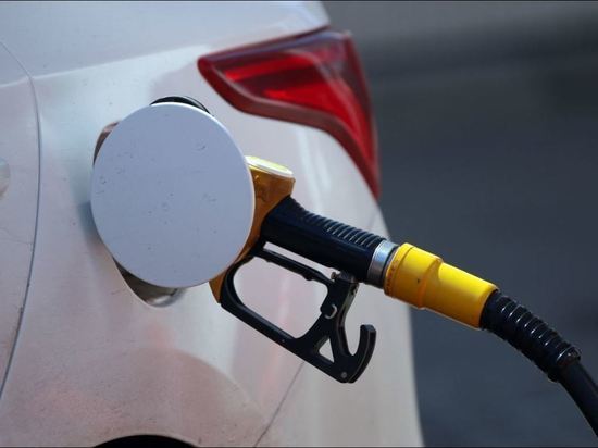 Цены на бензин в Великобритании поднялись до рекордной отметки