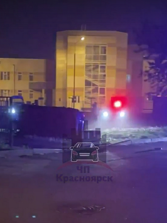 Автомобиль перевернулся во время ночной погони на проспекте Металлургов в Красноярске