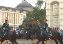 Центр по связям с прессой и общественности ФСО России сообщает, что 28 мая в Кремле возобновится церемония пеших и конных караулов Президентского полка