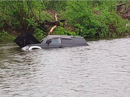 Неизвестные утопили автомобиль в реке Урюм на Сахалине