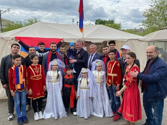 Сапожников написал свое имя по-армянски на фестивале национальных культур