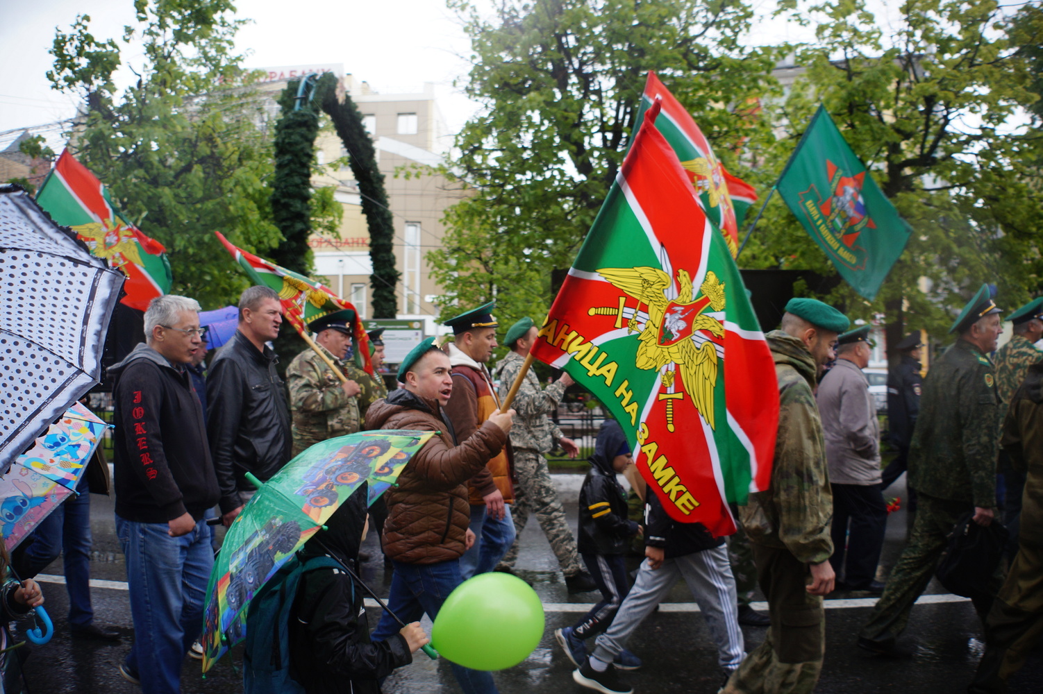 Яркие кадры шествия пограничников в Калуге