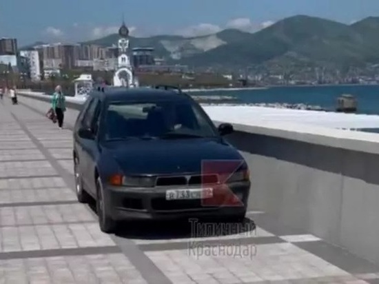 В Новороссийске автомобиль на «аварийке» проехал по пешеходной зоне