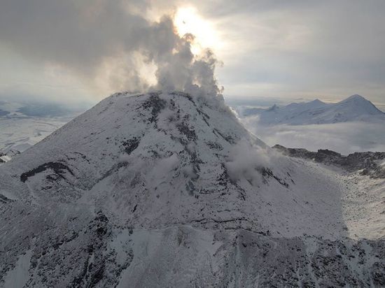 Выбросы извергающегося в России вулкана Безымянный признали опасными для движения самолетов