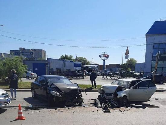 В Ростове на СИИТО два человека попали в больницу после ДТП