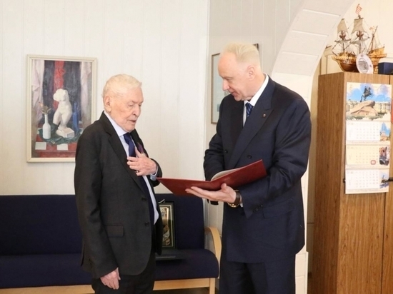 Бастрыкин лично поздравил почетного гражданина Петербурга Владимира Ходырева