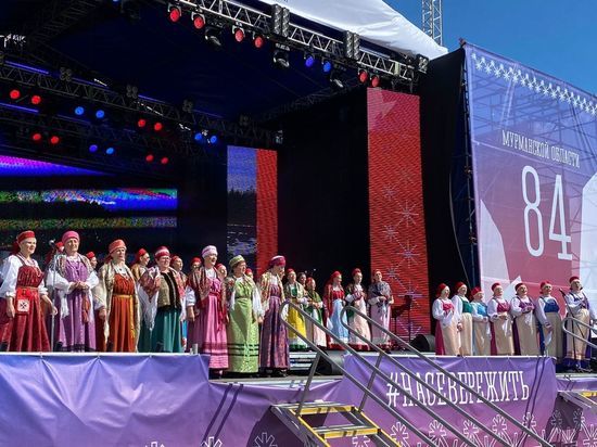 Фестиваль народного творчества и современного искусства собрал мурманчан на площади Пяти Углов