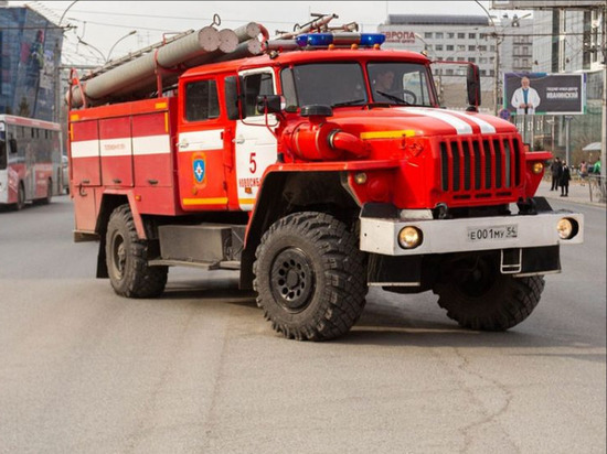 В центре Омска на улице Учебной пожарные локализовали огонь в двух частных домах