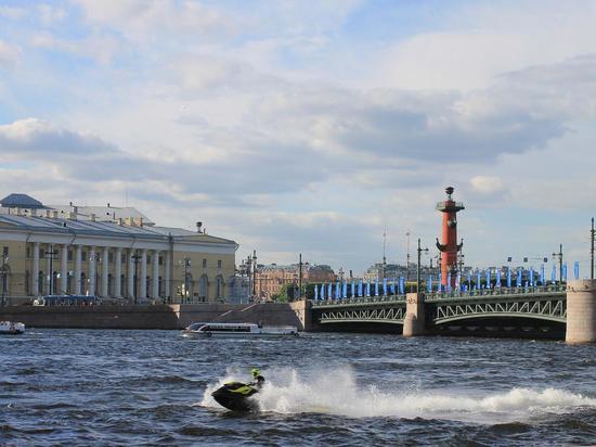 В Петербурге 150 аквабайкеров открыли гидросезон